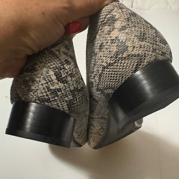 Aerosoles Sophisticated Black and Tan Leather Flats with Snakeskin Texture - Picture 4 of 14